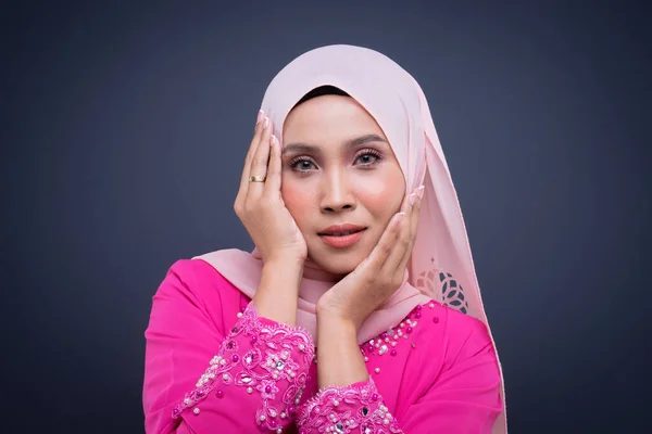 Retrato Fotográfico Uma Bela Modelo Muçulmana Feminina Vestindo Kurung Rosa — Fotografia de Stock