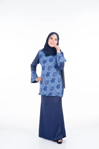 Modelo Feminino Bonito Várias Poses Vestindo Kurung Moderno Hijab Vestuário — Fotografia de Stock