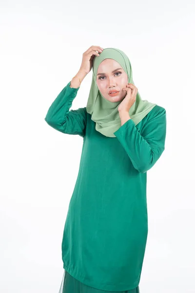 漂亮的女模 穿着现代的Kurung和Hijab 这是穆斯林妇女的一种现代生活方式服装 与白人背景隔离 美感和头巾流行的概念 半长肖像画 — 图库照片