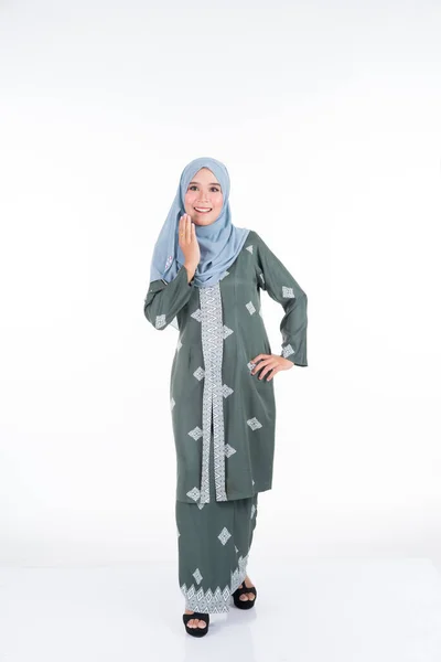 各种造型的漂亮女模特都穿着现代的Kebaya和Hijab 这是穆斯林妇女的一种现代城市生活方式服装 在白人背景下与世隔绝 美感和头巾流行的概念 — 图库照片