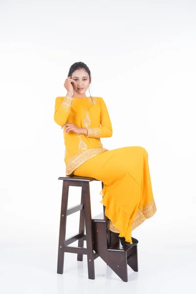 Mooi Vrouwelijk Aziatisch Model Verschillende Poses Met Moderne Kurung Een — Stockfoto