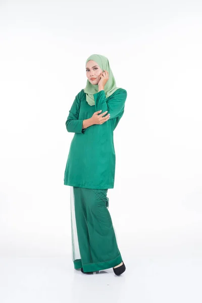 漂亮的女模 穿着现代的Kurung和Hijab 这是穆斯林妇女的一种现代生活方式服装 与白人背景隔离 美感和头巾流行的概念 全长肖像 — 图库照片