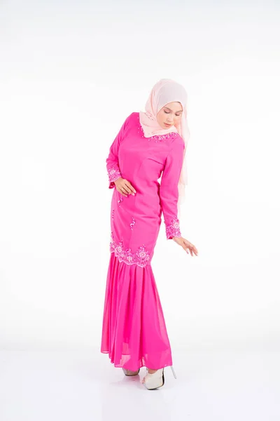 Pembe Modern Kurung Giyen Güzel Bir Kadın Model Beyaz Arka — Stok fotoğraf