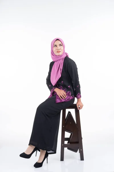 Hermosa Modelo Femenina Kebaya Hijab Una Ropa Estilo Vida Moderno —  Fotos de Stock