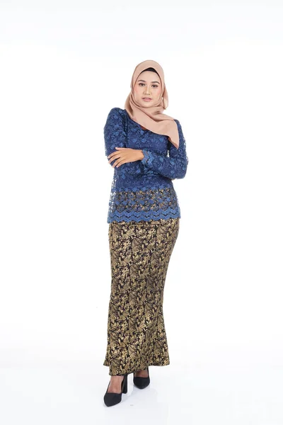 Attraktiv Kvinnlig Modell Bär Mörkblå Modern Kurung Med Hijab Modern — Stockfoto