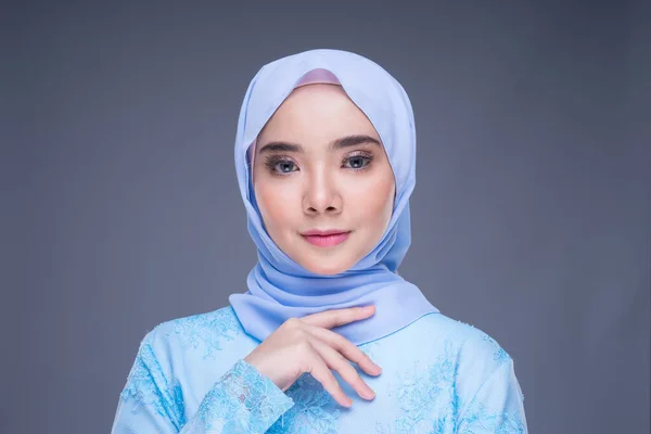 Ritratto Una Bella Modella Musulmana Hijab Blu Pastello Musulmano Asiatico — Foto Stock