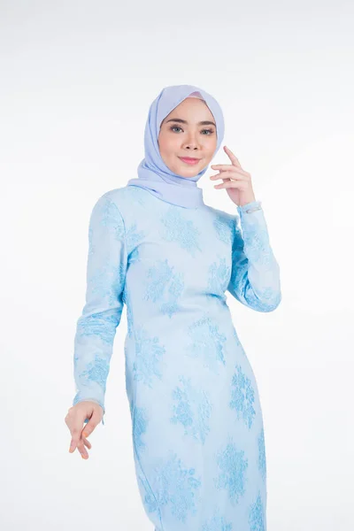 Hermosa Modelo Femenina Musulmana Usando Kurung Moderno Azul Pastel Con —  Fotos de Stock