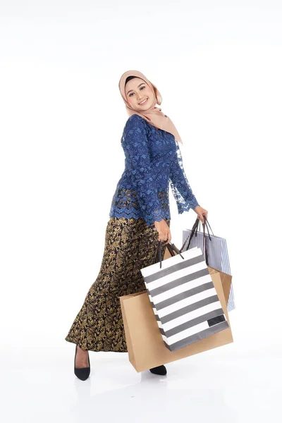 白を基調としたショッピングバッグを背負ったアジアの伝統的なドレス現代のクルンで美しく 興奮したイスラム教徒の女性モデル Eidul Fitriファッションとお祝いの準備ショッピングコンセプト — ストック写真