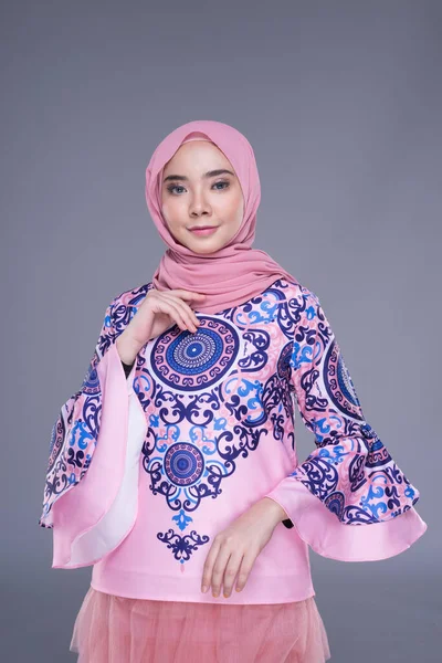 現代的なアパレルを身に着けている美しいイスラム教徒の女性モデルヒジャーブ 灰色の背景に隔離されたイスラム教徒の女性のための都市生活アパレル 美しさとヒジャーブファッションの概念 長さの半分 — ストック写真