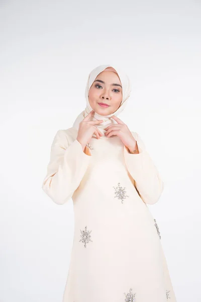 Piękna Muzułmańska Modelka Różnych Pozach Ubrana Kurung Pahang Hidżab Odzież — Zdjęcie stockowe