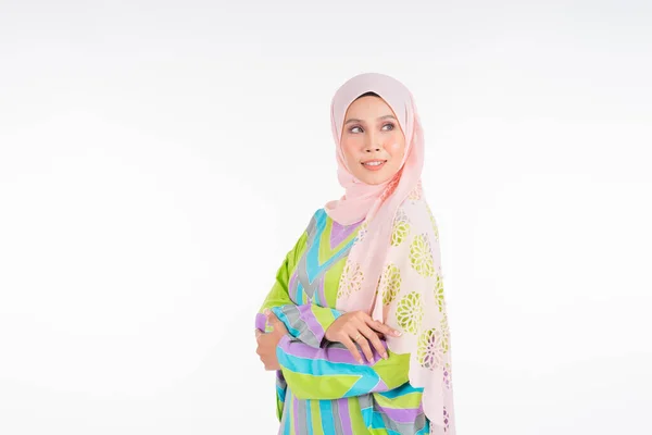 白を背景に孤立したイスラム教徒の女性のための伝統的なドレスであるパステル バティック カフタン カフタンを身に着けている美しい女性モデル スタイリッシュなイスラム教徒の女性のヒジャーブファッションライフスタイルの肖像コンセプト — ストック写真