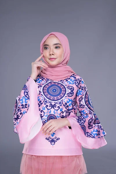 아름다운 이슬람 히잡을 히잡은 바탕에 고립된 무슬림 여성들을 방식의 옷이다 — 스톡 사진