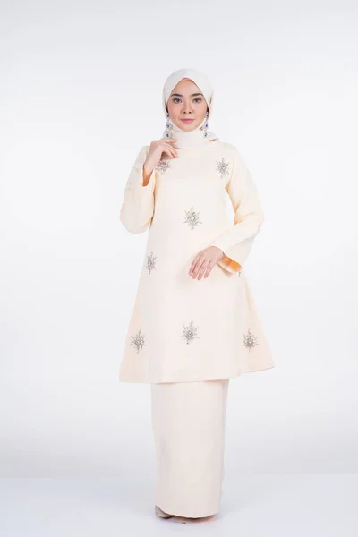 Magnifique Mannequin Musulmane Dans Différentes Poses Portant Kurung Pahang Hijab — Photo