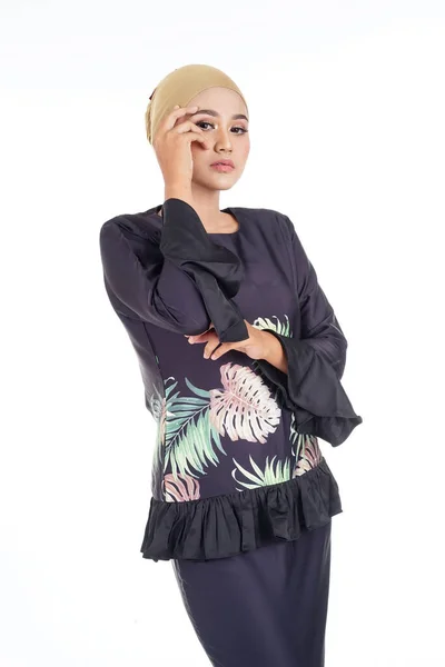 Primer Plano Una Hermosa Modelo Musulmana Vestida Negro Kurung Moderno —  Fotos de Stock