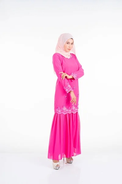 Modelo Feminina Bonita Vestindo Rosa Moderno Kurung Estilo Vida Urbano — Fotografia de Stock