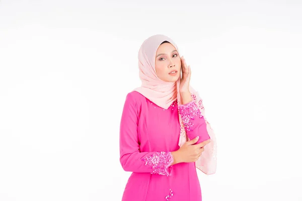 Modelo Feminina Bonita Vestindo Rosa Moderno Kurung Estilo Vida Urbano — Fotografia de Stock