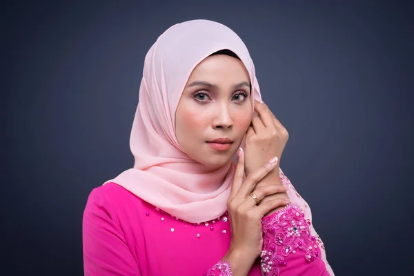 Retrato Fotográfico Uma Bela Modelo Muçulmana Feminina Vestindo Kurung Rosa — Fotografia de Stock