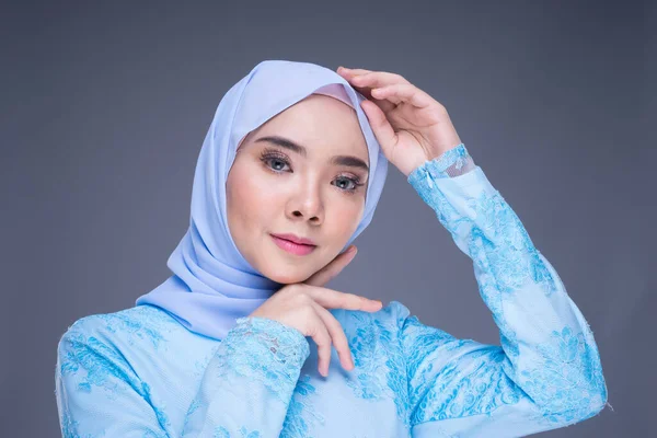 Kopfballporträt Eines Schönen Muslimischen Weiblichen Modells Pastellblauem Hijab Einem Traditionellen — Stockfoto