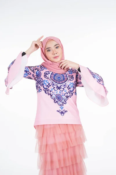Mooi Moslim Vrouwelijk Model Met Moderne Kleding Met Hijab Een — Stockfoto