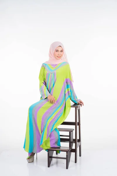 Mooi Vrouwelijk Model Met Een Pastel Batik Kaftan Caftan Een — Stockfoto