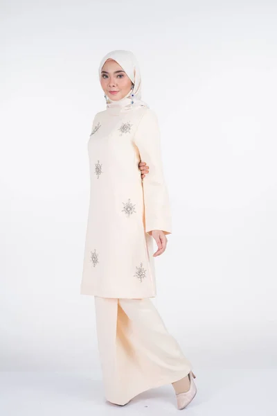 Bela Modelo Muçulmana Feminina Várias Poses Vestindo Kurung Pahang Hijab — Fotografia de Stock