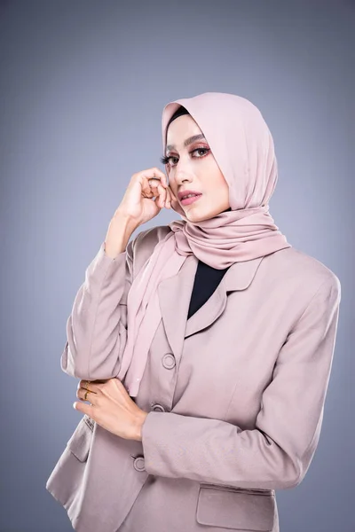 ヒジャーブの美しいイスラム教徒の女性モデルの半分の長さの肖像画と灰色の背景に隔離された士官候補生 ヒジャブとイスラム教徒のファッションライフスタイルのコンセプト — ストック写真