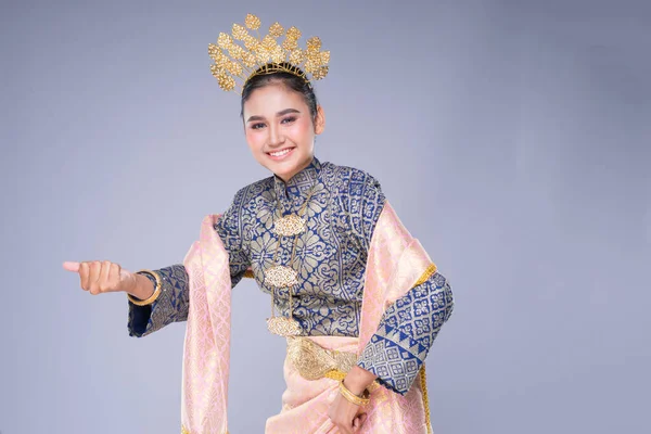 一位美丽的马来西亚传统女舞蹈家 带着迷人的笑容 穿着传统服装跳着舞步 呈灰色 — 图库照片