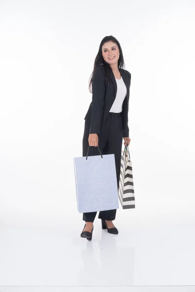 Eine Schöne Asiatin Bürokleidung Posiert Mit Einkaufstaschen Auf Weißem Hintergrund — Stockfoto