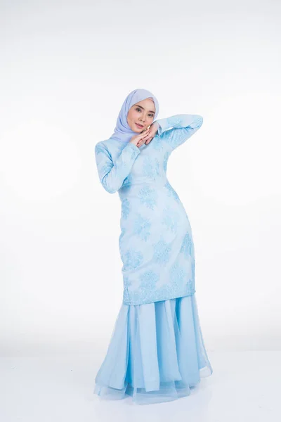 Aantrekkelijk Moslim Vrouwelijk Model Met Pastelblauw Moderne Kurung Met Hijab — Stockfoto