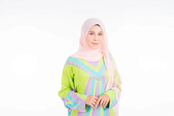 Schöne Weibliche Modell Trägt Einen Pastellfarbenen Batik Kaftan Kaftan Ein — Stockfoto