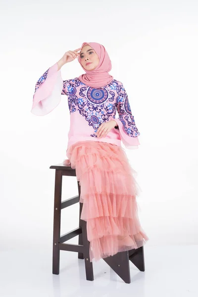 Vacker Muselman Kvinna Modell Bär Modern Kläder Med Hijab Urban — Stockfoto