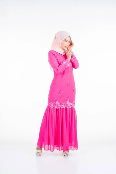 Modelo Feminina Bonita Vestindo Rosa Moderno Kurung Estilo Vida Urbano — Fotografia de Stock