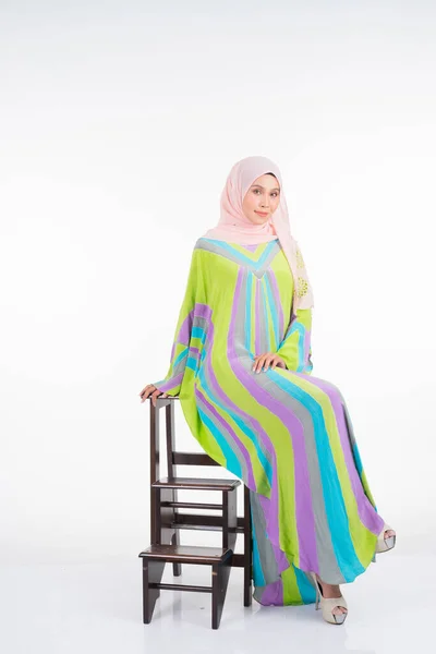 Mooi Vrouwelijk Model Met Een Pastel Batik Kaftan Caftan Een — Stockfoto