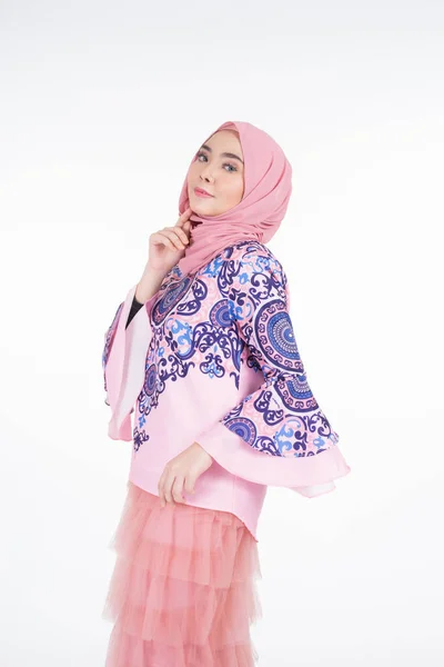 Model Wanita Muslim Yang Cantik Mengenakan Pakaian Modern Dengan Hijab — Stok Foto