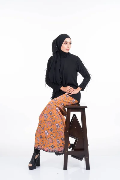 Красивая Азиатская Модель Различных Позах Черном Топе Батик Саронг Хиджаб — стоковое фото