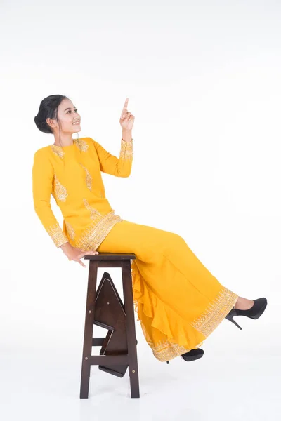 Hermosa Modelo Asiática Femenina Varias Poses Con Kurung Moderno Traje — Foto de Stock