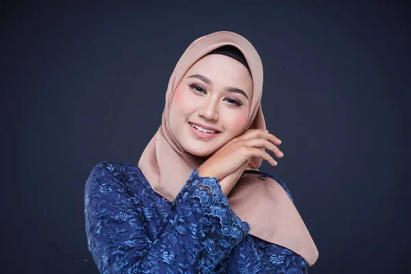 Detailní Záběr Krásné Ženy Muslimského Modelu Tmavě Modré Moderní Kurung — Stock fotografie