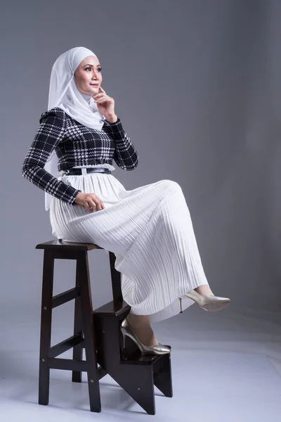 Ritratto Integrale Una Bella Modella Musulmana Hijab Abbigliamento Casual Sfondo — Foto Stock