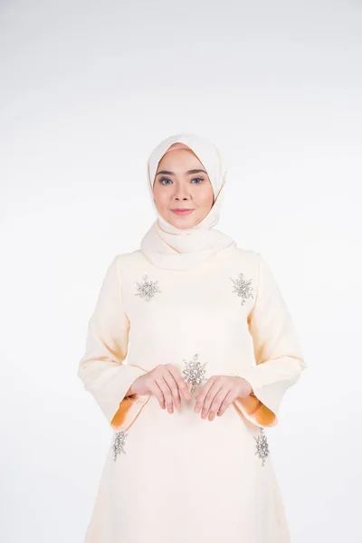 Bela Modelo Muçulmana Feminina Várias Poses Vestindo Kurung Pahang Hijab — Fotografia de Stock