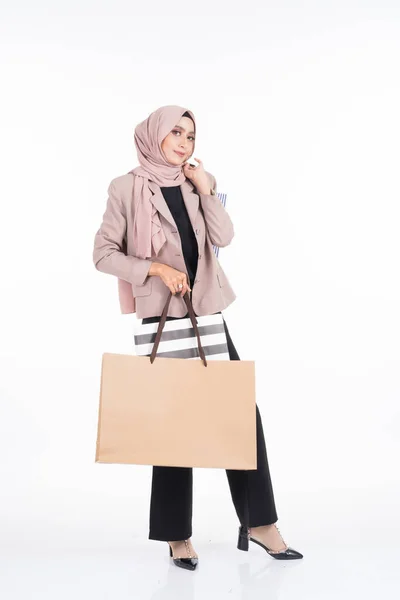 Uma Bela Mulher Muçulmana Asiática Vestindo Roupas Escritório Hijab Posa — Fotografia de Stock