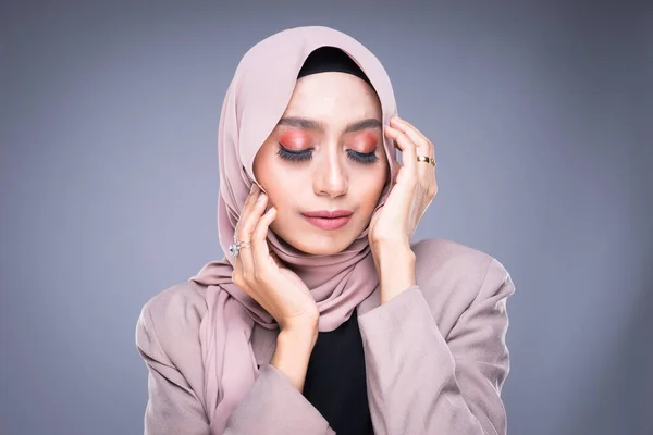 Hoofdfoto Van Een Mooi Moslim Vrouwelijk Model Een Hijab Kantoorkleding — Stockfoto