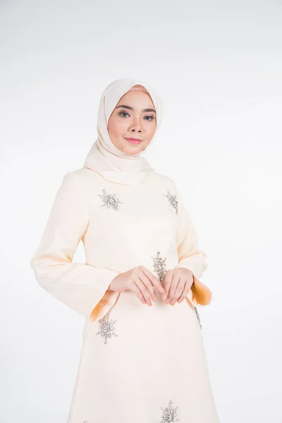 Bela Modelo Muçulmana Feminina Várias Poses Vestindo Kurung Pahang Hijab — Fotografia de Stock