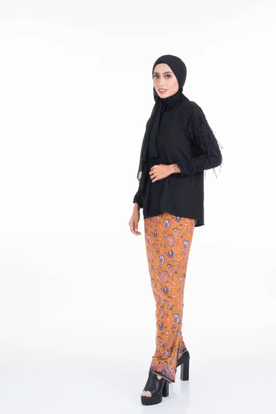 Krásná Žena Asijský Model Různých Pózách Sobě Černý Top Batik — Stock fotografie