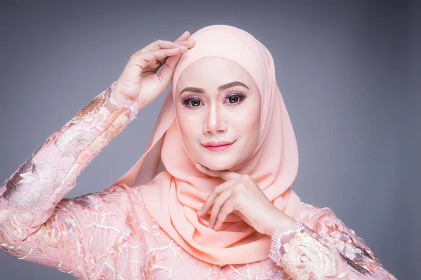 Headshot Dari Model Perempuan Muslim Yang Indah Dalam Pakaian Tradisional — Stok Foto