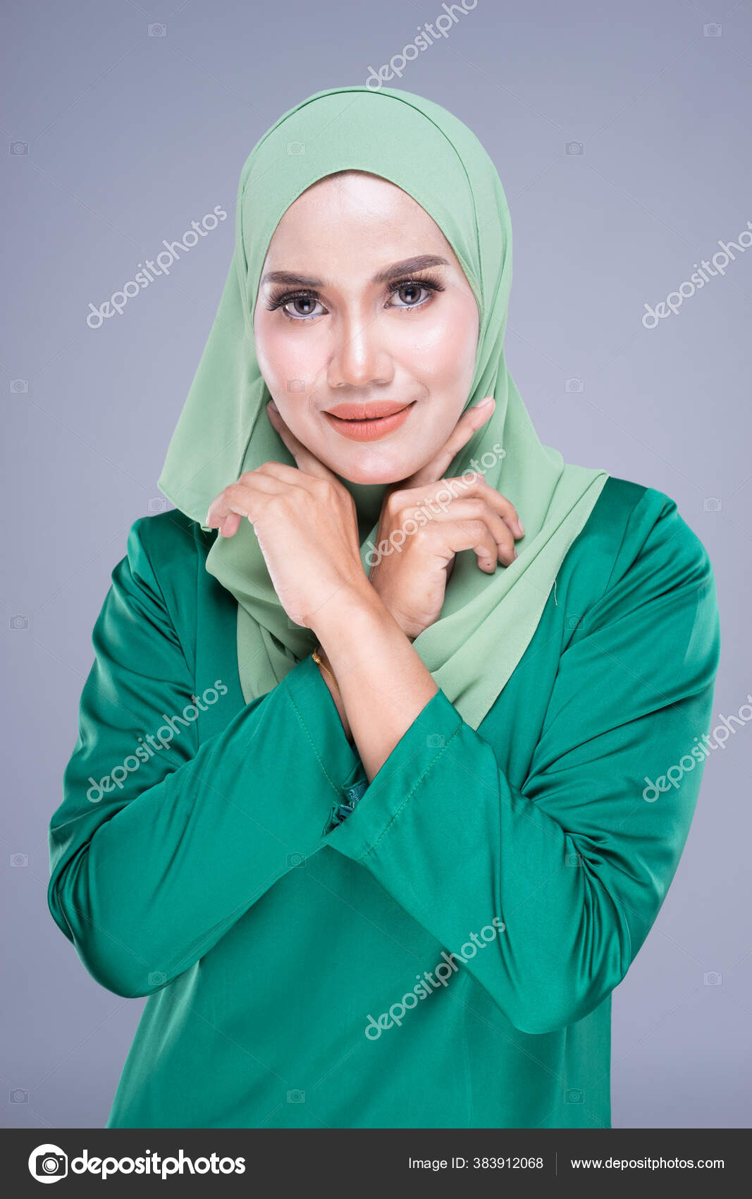 opstrøms Bliv oppe svindler Smuk Kvindelig Model Moderne Kurung Hijab Moderne Livsstil Tøj Til —  Stock-foto © lordmint #383912068