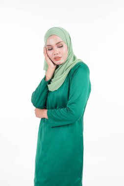Modern Kurung ve tesettüre sahip güzel bir kadın modeli, beyaz arka planda izole edilmiş Müslüman kadınlar için modern bir yaşam tarzı. Güzellik ve tesettür moda konsepti. Yarım boy portre