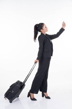 İş gezisinde olan bir iş kadını, beyaz arka planda izole edilmiş bavulları var. Seyahat veya iş konsepti için kesime, manipülasyona veya bileşik çalışmalara uygundur.