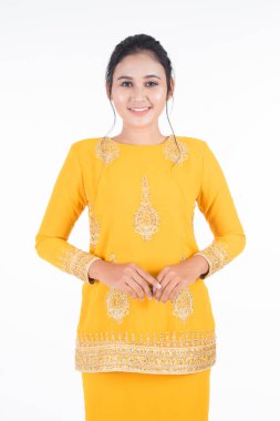 Çeşitli pozlarda güzel bir Asyalı kadın model modern kurung giyiyor, beyaz arka planda izole edilmiş bir Malezya geleneksel giysisi. Güzellik ve moda konsepti. Yarım boy portre