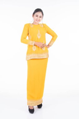 Çeşitli pozlarda güzel bir Asyalı kadın model modern kurung giyiyor, beyaz arka planda izole edilmiş bir Malezya geleneksel giysisi. Güzellik ve moda konsepti. Tam boy portre