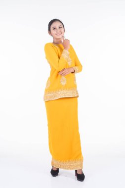 Çeşitli pozlarda güzel bir Asyalı kadın model modern kurung giyiyor, beyaz arka planda izole edilmiş bir Malezya geleneksel giysisi. Güzellik ve moda konsepti. Tam boy portre